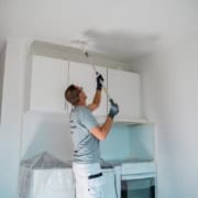 Maling af loft i køkken, som er dækket af plast