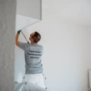 Maler er i færd med at færdiggøre maling af lejlighed